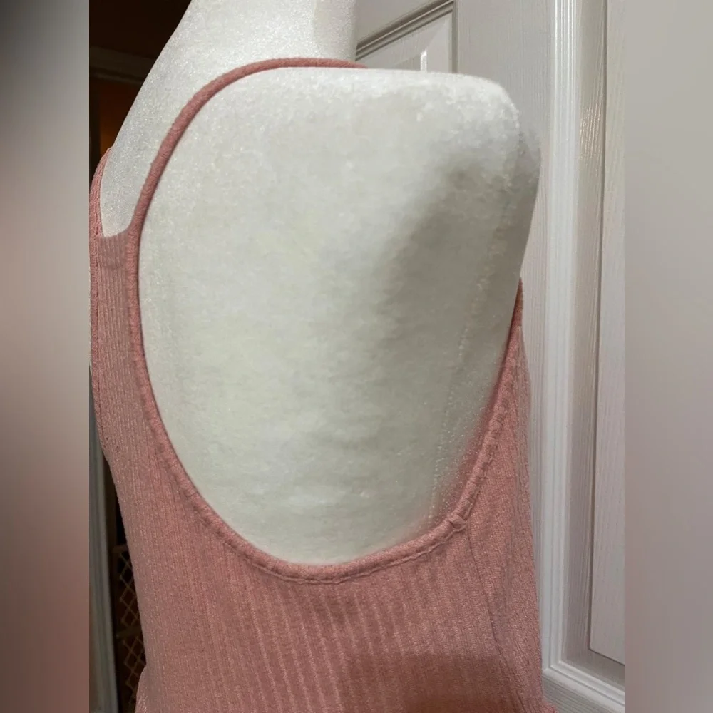 💚 SHEIN Soft pink tank top with built-in bra and adjustable straps